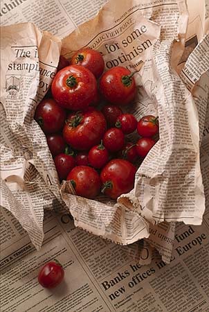 092トマトと新聞紙
